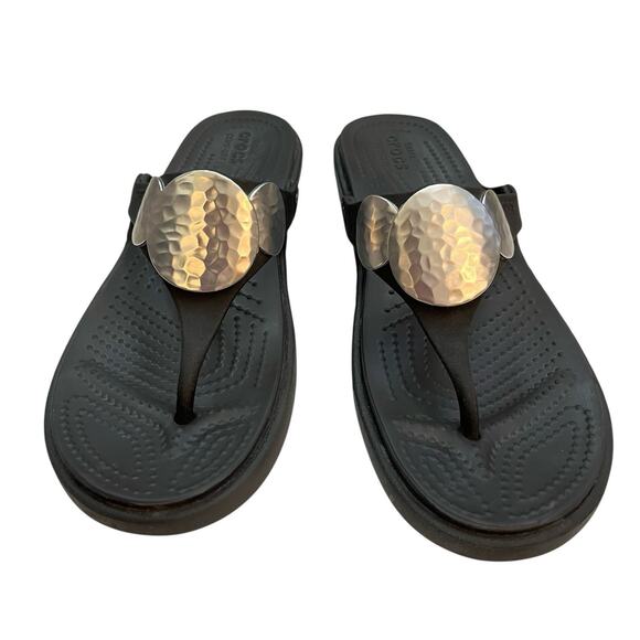 Crocs Sanrah Wedge Sandals 8 Black Hammered Circle Medallion Comfort Flip Flop - Picture 2 of 7